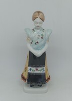 Hollóházi porcelán lány népviseletben!