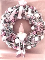 Karácsonyi ajtódísz, megszámlálhatatlan csillogó és pasztell gömbökkel, termésekkel, manóval