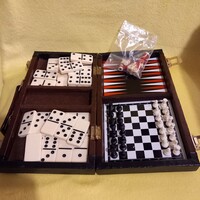 1 bőrönd 3 játék. Backgammon, sakk, dominó. 3 társasjáték, utazó társasjáték.