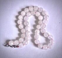 Halvány, fazettált Rózsakvarc nyakék selyemszálon