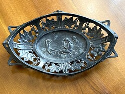 SZŐLŐLEVELEKKEL ÉS ROMANTIKUS ANTIK JELENETTEL DÍSZÍTETT, ÁTTÖRT SZÉLŰ JUGENDSTÍL ÓN ASZTALI KÍNÁLÓ,