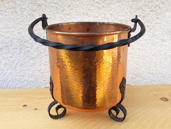 Jelzett svájci SIGG vörösréz kaspó kovácsoltvas fogóval és lábakkal