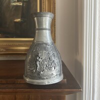 Szép formájú muzsika témájú domborműves ón kancsó,