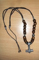 Viking medálos hosszú , állítható férfi nyaklánc fa golyókkal, ezüst színű díszítőkkel.