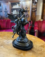 Monumentális mitológiai szobor – Szárnyas hős és ágaskodó ló