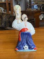 FOCILABDA ÉS NÉPI VISELET, FESTETT UKRÁN PORCELÁN VODKÁS PALACK SZOBOR 29 CM