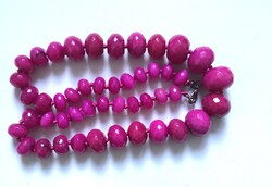 Csodás, fazettált, egyenként csomózott Fuchsia Jade nyakék