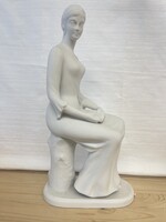 Hollóházi olvasó nő,biszkvit porcelán