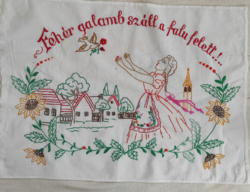 Hímzett falvédő – „Fehér galamb száll a falu felett!” – 70×50 cm