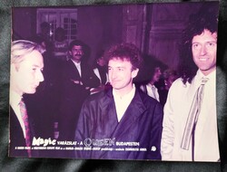 1986 QUEEN EGYÜTTES JOHN DEACON + BRIAN MAY BUDAPEST KORABELI EZÜST ZSELATINOS MOZI KIRAKAT FOTÓ