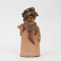 Hölgy rókastólával, kucsmában