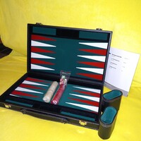 "Backgammon/ostábla ". eredeti bőröndjében. Hordozható, utazó társasjáték.