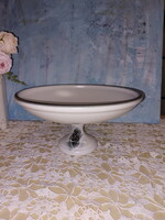 Gyönyörű torta tartó vagy gyümölcsös kínáló tál