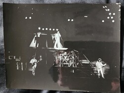 1986 QUEEN EGYÜTTES FREDDIE MERCURY BUDAPEST KORABELI EZÜST ZSELATINOS FOTÓ FÉNYKÉP