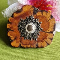Kitűző, bross BRO428 - Fából készült virág fém erezettel 58x53mm