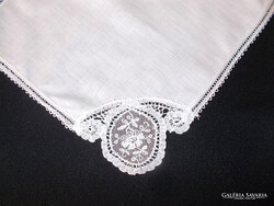 Ünnepi, brüsszeli csipkés díszzsebkendő.  Mérete:22x22 cm