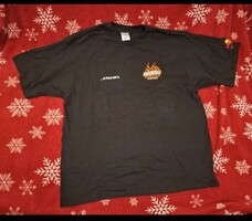 Nem hordott himzett fekete 100% pamut, unisex póló