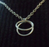 Ezüst színű nyaklánc, dupla karika medállal.