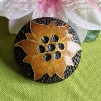 Kitűző, bross BRO429 - Fából készült kerek napocska mintás 40mm