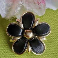 Kitűző, bross BRO435 - Fekete szirmú virág 33mm