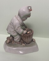 Zsolnay Fiú kosárral