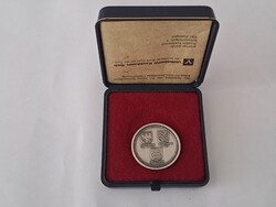 99,99 tisztaságú ezüst emlékérme dobozában