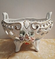 Nagyméretű rózsákkal díszített , áttört mintás asztalközép  porcelán kínáló tál