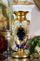 Kobaltkék, vastagon aranyozott Bohemia, cseh üvegváza plasztikus díszítéssel