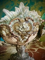 19.	századi olasz porcelán gyümölcstál barbotine díszítéssel és bronz talppal – 1870 körül