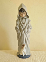 Lladro Nao kisfiú csuklyás kabátban kutyával 25cm