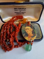 Frida Kahlo,korall nyaklánc medállal
