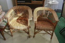 2 db fonott szék, stabil állapotban, kis babusgatást igényel.