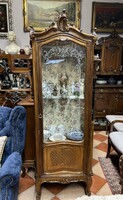 Antik bécsibarokk vitrin savmaratott üveggel, kárpitos betéttel