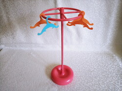 Ritkaság retró Barbie álló ruhafogas vállfákkal