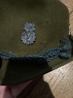 Vadász kalap kitűzőkkel-siketfajd,szarvasfej,vaddisznó,Edelweiss,trófeaszarv,méhkas,pajzsok