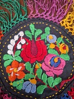 Selyemfonallal hímzett régi kerek matyó terítő