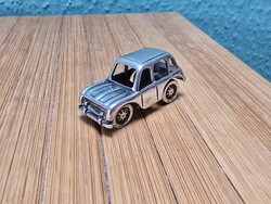 Ezüst miniatűr autó