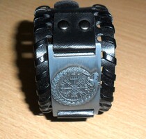 Viking férfi széles karkötő , sárkányos iránytű motívummal.