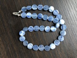 Kianit, a korongokból felépülő  ásvány nyakék