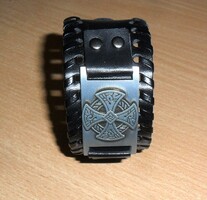 Viking férfi széles karkötő , keresztes motívummal.