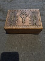 Fadoboz dombornyomott mintákkal