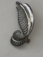 Szép,ezüst színű,levél alakú,bizsu bross/ kitüző. Mérete: 6 cm