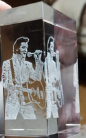 Gyűjteménybe ! Lézergravírozott gitározó Elvis Presley  üveg tömb , papír nehezék  5 x 5 x 8 cm