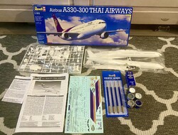REVELL Airbus repülő + AJÁNDÉKOK makett kiegészítők
