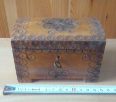 Fa, ékszeres ládika, kulccsal