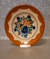 Kántor Sándor kerámia falitányér – Karcag, kézi festés, 22 cm