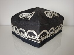 Régi fekete tadzsik tubeteika fejfedő kalap hímzett mintával