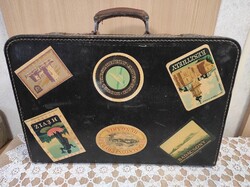 Régi kisméretű bőrönd gyönyörű matricákkal