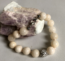 Ekrü színű Jade karkötő selyemszálon