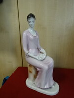 Hollóházi porcelán figura, farönkön ülő nő, magassága 35 cm. Jókai